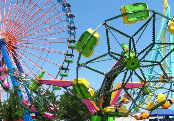 Op de foto staan diverse attracties van attractiepark Cedar Point in Ohio.