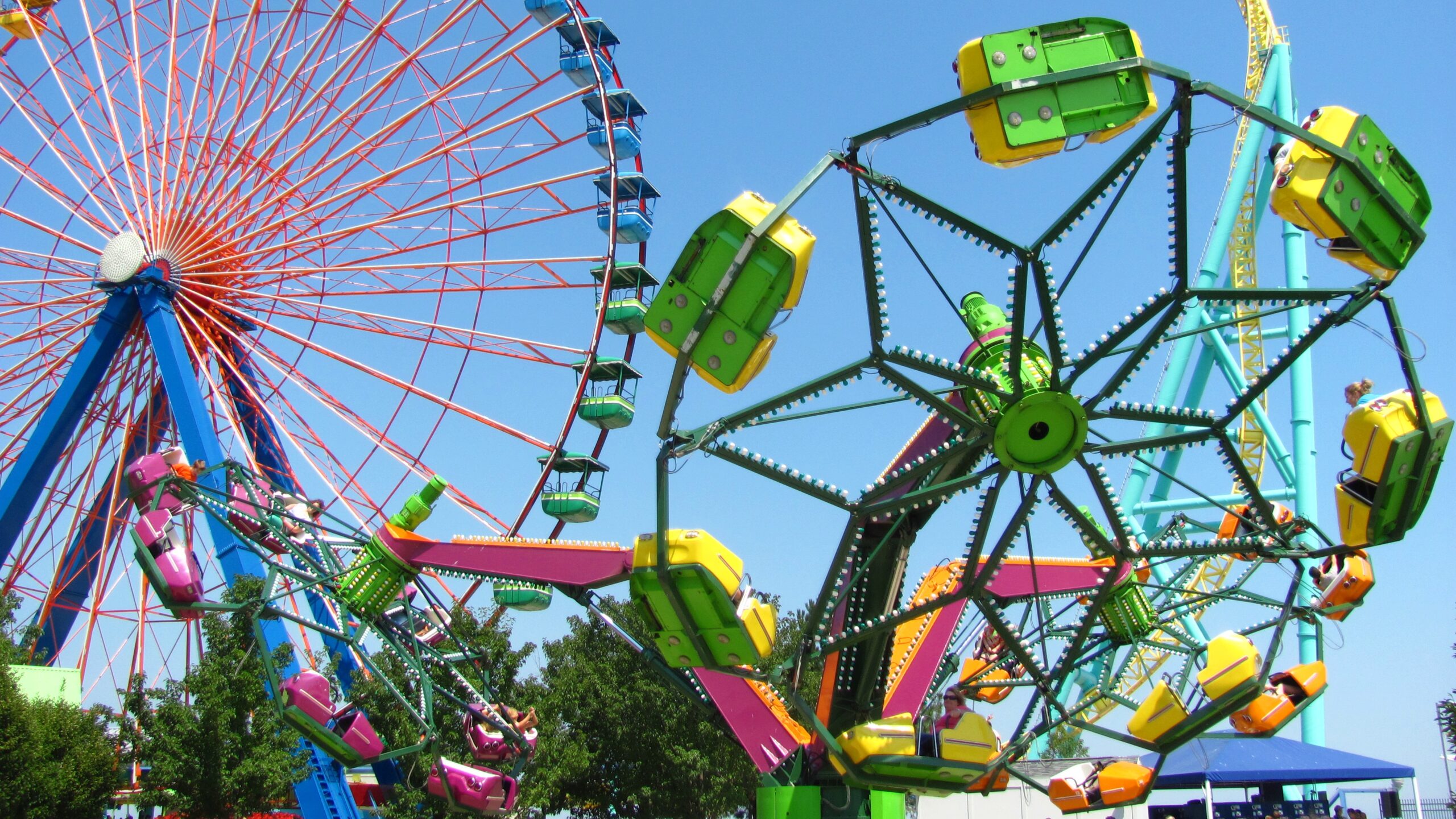 Op de foto staan diverse attracties van attractiepark Cedar Point in Ohio.